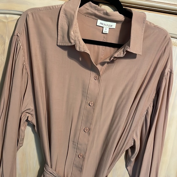 Ladies Medium, Long, Button-up, Collared, Flare-Arm Dress. - Picture 2 of 3